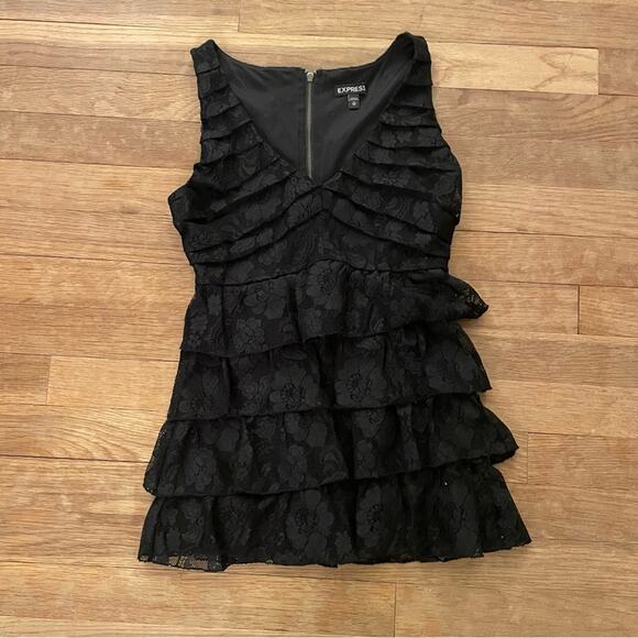 EXPRESS Black Lace And Ruffle Zip Back Floral Shirt Top Size XS B7 - Picture 1 of 3